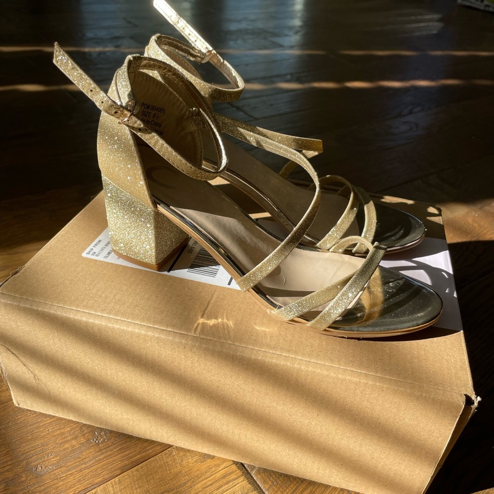 Women’s 8.5 Gold Heels
